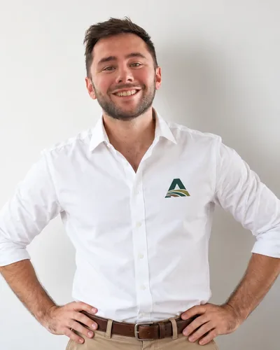 Carlos Ortiz Soler, de Altos de San Isidro, sonriendo con la camisa del barrio