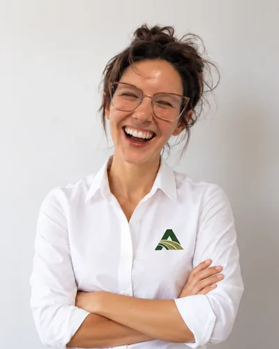 Florencia Ortiz Soler, de Altos de San Isidro, sonriendo con la camisa del barrio